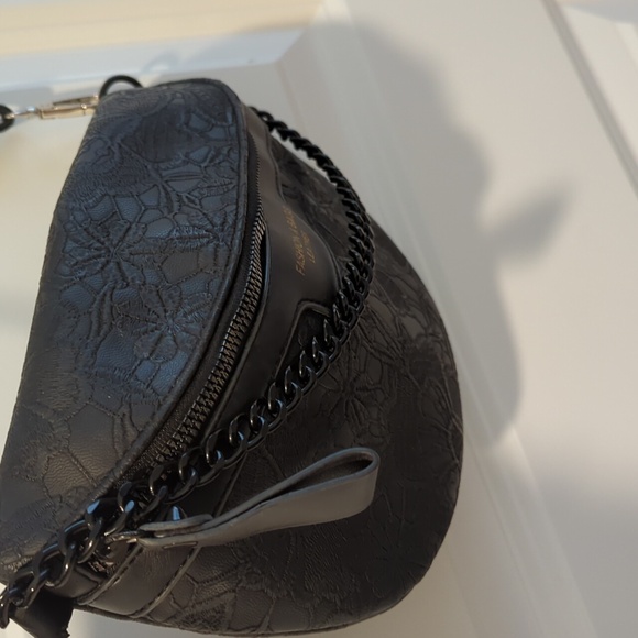 Fashion & Bags Leather Floral Designed Crossbody w/Link Chain & Adjustable Strap - Picture 3 of 12